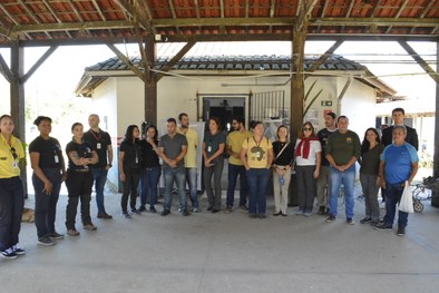 Eleitorado indígena da aldeia Ribeirão Silveira, no litoral paulista, em fila para acessar os se...