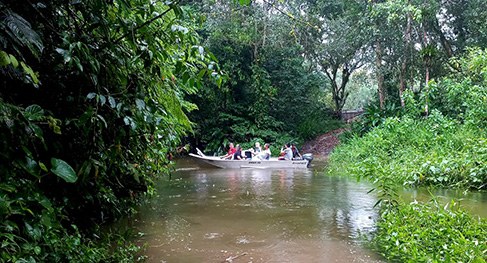 Servidores do TRE-SP em direção à aldeia indígena Cerro Corá, em Mongaguá (SP), para ação do Pro...