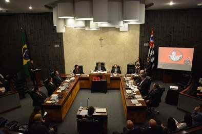 Marcelo Salum, delegado da Polícia Federal, recebe das mãos do presidente do TRE-SP, desembargad...