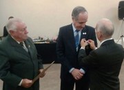 Membros da Sociedade de Veteranos de 32 - M.M.D.C. - entregam medalha ao presidente do TRE-SP, d...