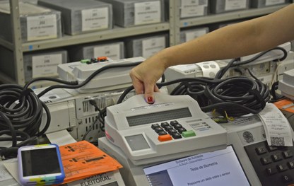 Teste de biometria no terminal do mesário