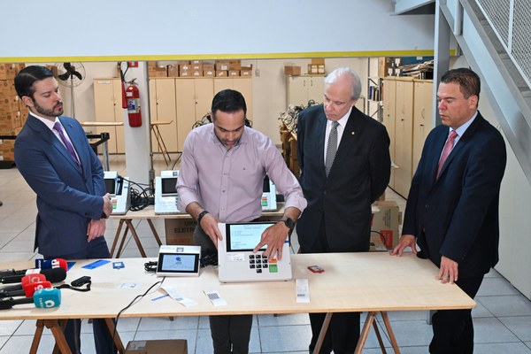 Teste no teclado durante a cerimônia de carga e lacração na 1ª ZE – Bela Vista