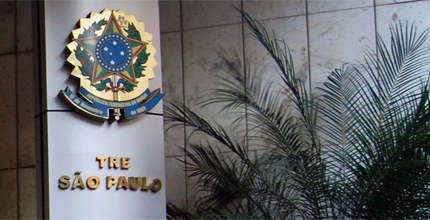 Fachada da sede I, Miquelina, do TRE-SP, totem com brasão da república
Brasão da Republica Fede...