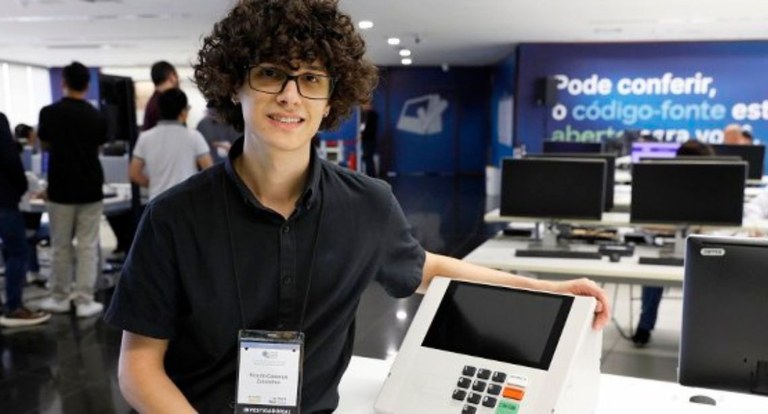 Teste da Urna 2025: jovens têm forte presença na verificação dos sistemas eleitorais