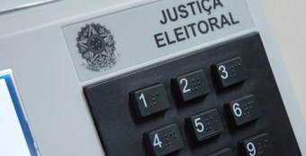 TRE-PB urna eletrônica para verificação de fotos TRE-PB apresenta urna eletrônica para verificação de fotografia dos candidatos.