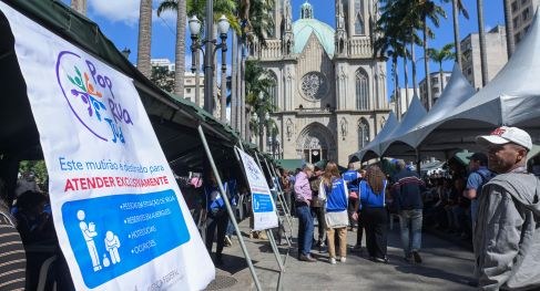 TRE-SP atende mais de mil pessoas em situação de rua em mutirão na Praça da Sé