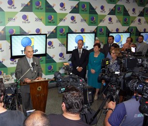 Coletiva do presidente do TRE-SP, des. Antônio Carlos Mathias Coltro, no final da votação do 2º ...