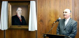Foto do descerramento do retrato do Pres. do TRE-SP, des. Mathias Coltro, por ocasião do encerra...