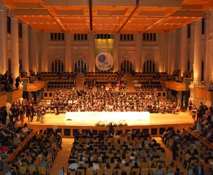 Foto da diplomação dos eleitos em que mostra a amplitude da Sala São Paulo com a Mesa ao centro ...