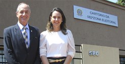 Foto do Corregedor e da Chefe de Cartório em frente a sede da 82ª ZE
