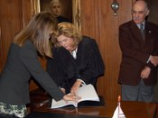 Des.ª fed. Marli Marques Ferreira assina o Livro de Posse, observada pelo presidente do TRE-SP, ...