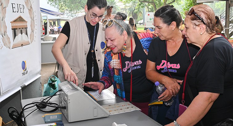 Adultas mayores practican con una urna electrónica del TRE-SP