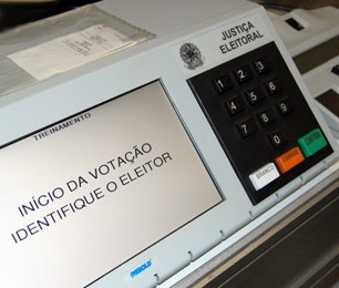 TRE-SP - Tela da urna eletrônica com o início da votação TRE-SP - Tela da urna eletrônica com o início da votação
Identifique o eleitor
Eleições 2014
...