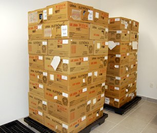 TRE-SP - Urnas eletrônicas empilhadas - 1ª ZE Urnas eletrônicas empilhadas