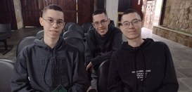 Trigêmeos tiram título juntos em São Paulo e se preparam para a primeira eleição em 2026