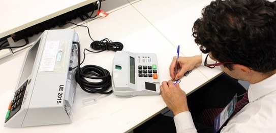 TSE Teste Público de Segurança 2019 Pessoa fazendo o Teste Público de Segurança na Urna Eletrônica