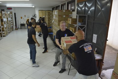 Urnas eletrônicas transportadas da 2ª ZE - Perdizes para os locais de votação no sábado (29), vé...