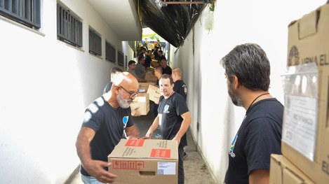 Urnas eletrônicas transportadas da 2ª ZE - Perdizes para os locais de votação no sábado (29), vé...