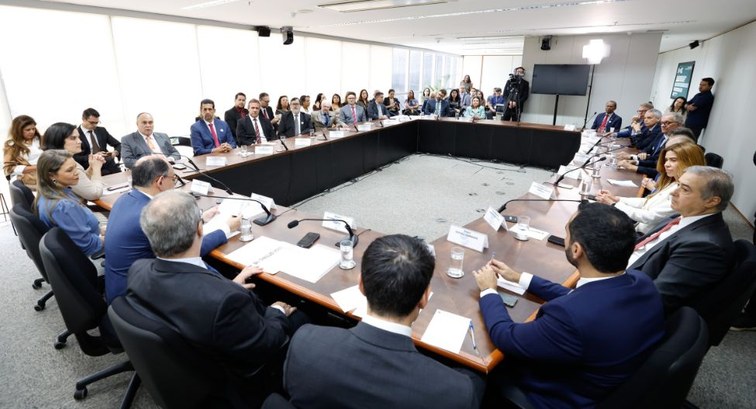 Mesa da cerimônia de despedida do corregedor-geral da Justiça Eleitoral no TSE. Uma mesa grande,...