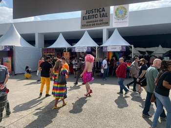 Público em atendimento na tenda do TRE-SP na Feira Cultural da Diversidade LGBT+