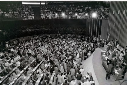 Vista superior do plenário da Câmara dos Deputados na promulgação da Constituição Federal, em 5 de outubro de 1988 Vista superior do plenário da Câmara dos Deputados na promulgação da Constituição Federal, em 5 ...