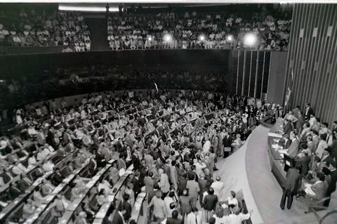 Vista superior do plenário da Câmara dos Deputados na promulgação da Constituição Federal, em 5 ...