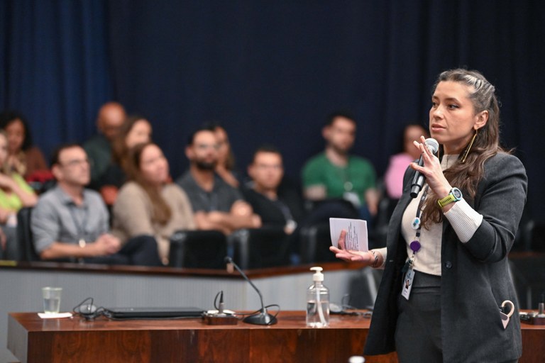 A coordenadora de Gestão de Eleições do TRE-SP, Luna Chino, contou como seu senso de propósito foi sendo construído pelo contato com os colegas e suas experiências de trabalho A coordenadora de Gestão de Eleições do TRE-SP, Luna Chino, contou como seu senso de propósito f...