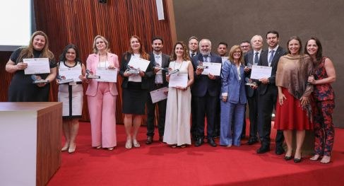 A corregedora-geral eleitoral, ministra Isabel Gallotti (6ª da dir. p/ esq.), ao lado do desemba...