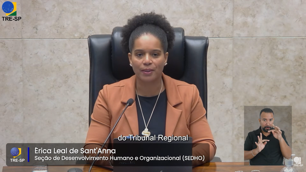 A servidora Érica Leal, da Seção de Desenvolvimento Humano e Organizacional do TRE-SP, fez a mediação do debate
