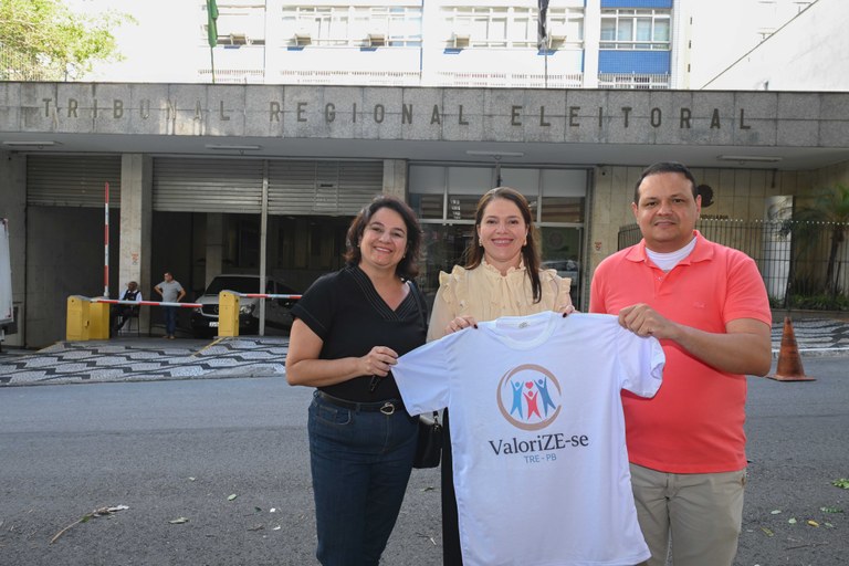 A servidora Makarena Nunes, a juíza eleitoral Alessandra Varandas e o servidor João Paulo de Medeiros Santos A servidora Makarena Nunes, a juíza eleitoral Alessandra Varandas e o servidor João Paulo de Med...