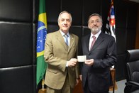 Presidente do TRE-SP, des. Mário Devienne Ferraz, entrega título eleitoral ao secretário da Just...
