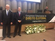 Posam para a foto, o juiz assessor da Presidência do TRE-SP, Manoel Luiz Ribeiro (à esquerda) e ...