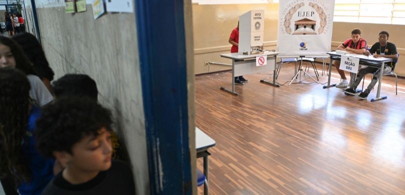 Alunas e alunos fazem fila para votar na eleição do grêmio da unidade escolar Alunas e alunos fazem fila para votar na eleição do grêmio da unidade escolar