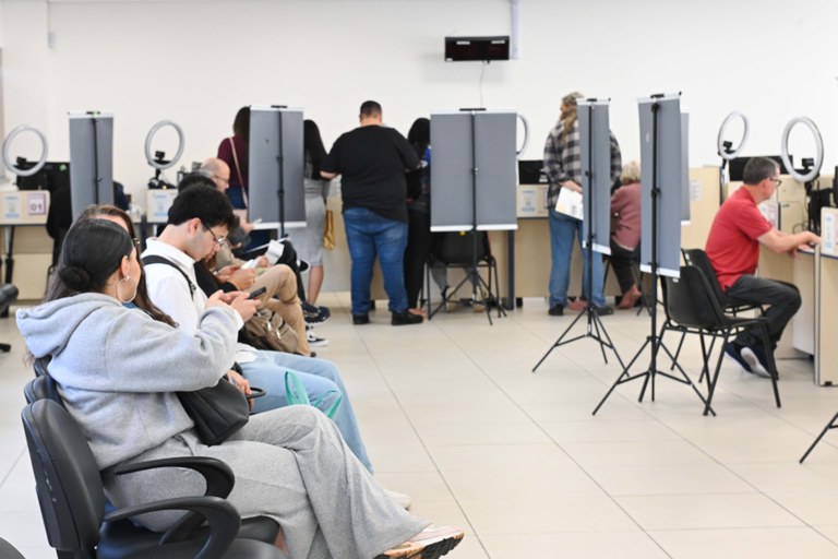 Atendimento presencial é necessário para quem não tem título ou identificação biométrica