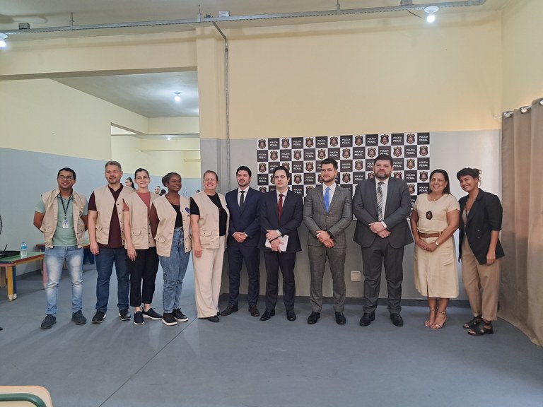 Autoridades durante ação na penitenciária feminina de Pirajuí