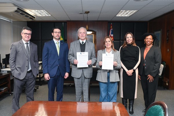 Autoridades durante assinatura de cooperação técnica com a Secretaria Municipal da Pessoa com Deficiência