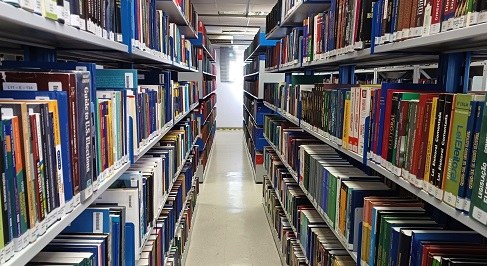 Biblioteca do TRE-SP conta com 16 mil títulos e é aberta ao público Maioria do acervo é de direito eleitoral, mas há obras de outros ramos do direito, além de admin...