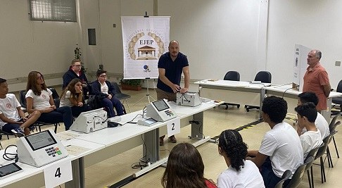 Eleições acontecem dia 23 de maio com a utilização de urnas eletrônicas
