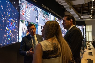 O comandante-geral da PM, coronel José Augusto Coutinho, entrega a medalha ao des. Silmar Fernandes