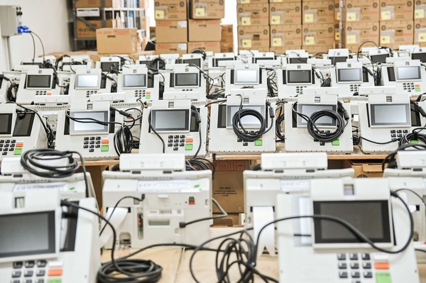 Cerimônia de carga e lacração das urnas eletrônicas no 1º turno das Eleições 2026