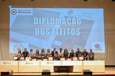 Estudantes do Mackenzie são recebidos no plenário do TRE-SP pela juíza assessora da Presidência,...