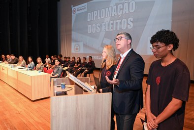 Estudantes do Mackenzie são recebidos no plenário do TRE-SP pela juíza assessora da Presidência,...