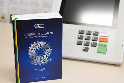Código Eleitoral completa 60 anos em meio a discussão de nova legislação Proposta no Senado unifica leis e propõe mudanças em cotas de gênero, combate às fake news e nov...