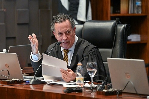 Desembargador Cotrim Guimarães é homenageado ao se despedir da Corte Eleitoral paulista Magistrado participou de sua última Plenária nesta quinta (7); em seu lugar assume o desembargad...