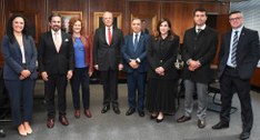 Membros da Corte Eleitoral paulista e do consulado geral dos Estados Unidos em São Paulo na sala...