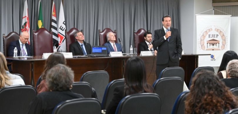 Desembargador Silmar Fernandes aborda recursos penais eleitorais em aula da pós-graduação da Ejep