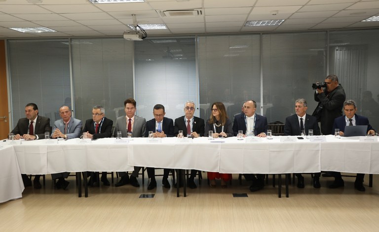 Desembargador Silmar Fernandes durante reunião com presidentes de outros TREs