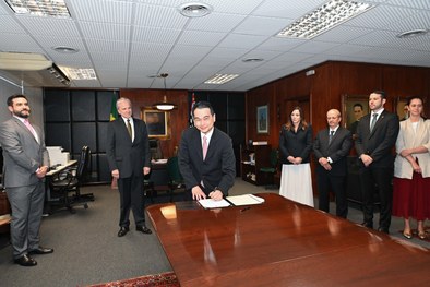 Desembargador substituto Francisco Shintate assina termo de posse