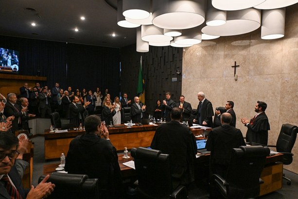 Desembargadores Encinas Manfré e Roberto Maia são eleitos presidente e vice do TRE-SP para o biênio 2026-2027 Escolhidos por aclamação, magistrados estarão à frente da Corte Eleitoral durante as eleições ge...