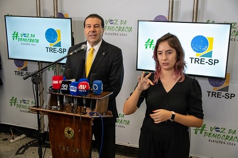 Com aproximadamente 30 mil eleitores com deficiência auditiva no estado, Justiça Eleitoral refor...